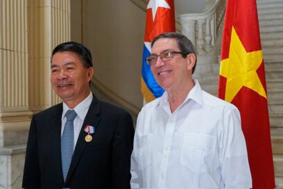 Confieren Medalla de la Amistad a Embajador de Vietnam en Cuba