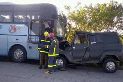 Cinco heridos en choque de guagua con yipi en Jatibonico