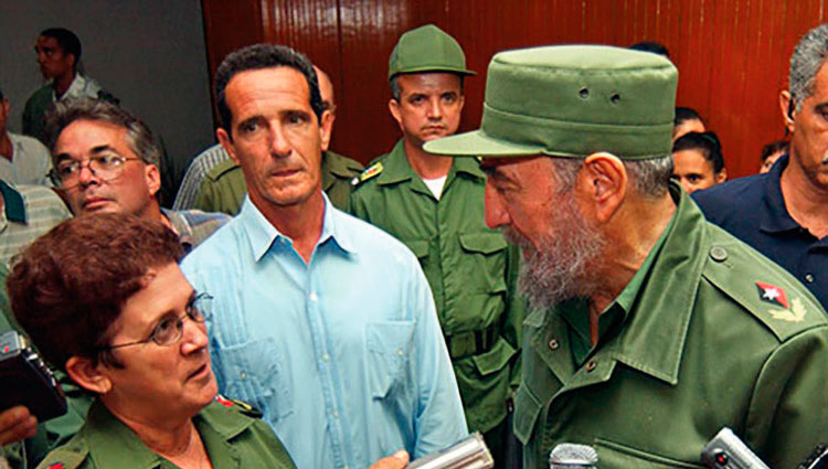María del Carmen intercambia con el Comandante en Jefe. Foto: Tomada del periódico Guerrillero
