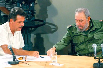 Dos meteorólogos ante las cámaras de la televisión