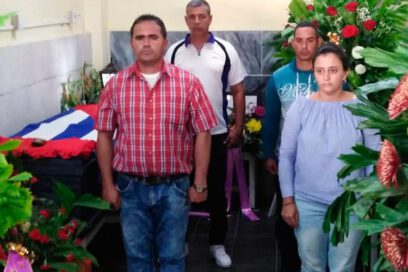 Ofrendas florales de Raúl y Díaz-Canel en honor al Héroe del Trabajo Sergio Rodríguez (+video)