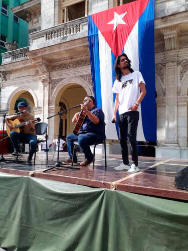 Acompañaron también a Kiki, joven poeta cienfueguero quien desde la décima exclamó: ¡Cese el genocidio! Foto: Lourdes Rey