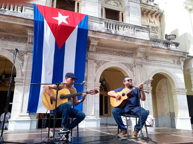Eduardo Sosa y Rachid López entonaron canciones de paz, evocaron textos martianos y soñaron desde la música  con Palestina libre. Foto: Lourdes Rey