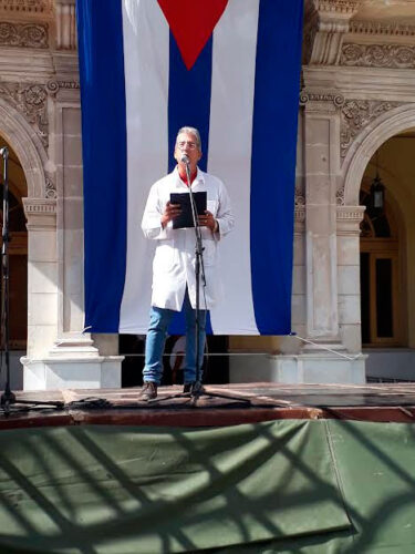 Juan Carlos Dupuy, primer jefe de la brigada médica cubana Henry Reeve se unió a la denuncia y desde su experiencia humanitaria en ocho misiones expresó: Viva Palestina. Foto: Lourdes Rey