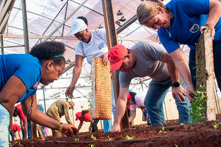 Misael Rodríguez Llanes, Secretario de la Construcción e Isdalis Rodríguez Rodríguez. Foto: Alejandro Acosta Hechavarría