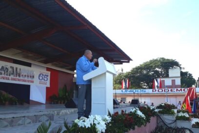 Honran desde el trabajo aniversario 65 de la Revolución en Las Tunas