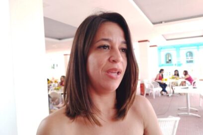 El adelanto en manos de mujer