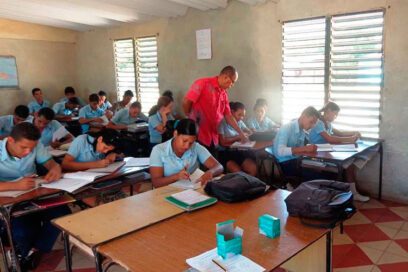 Educadores guantanameros dedican su día a colaboradores internacionalistas