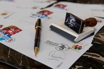Cancelan sello postal por 75 años de Declaración DDHH