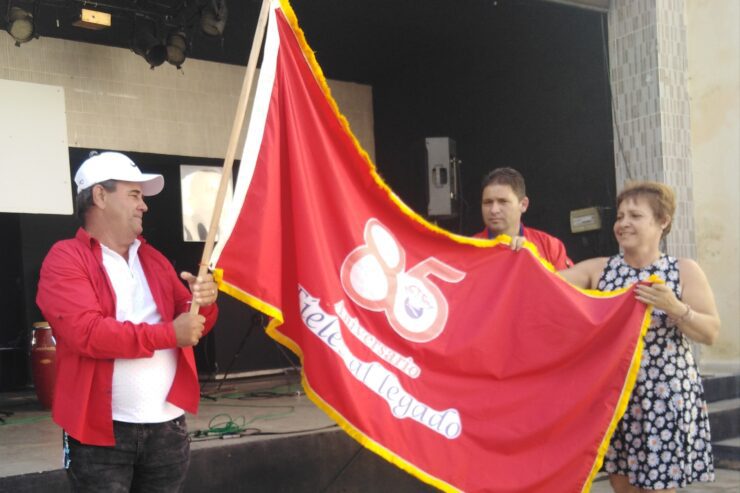 Por la eficiencia en la producción de caña de azúcar y alimentos, mereció la bandera anniversario 85 de la CTC, el colectivo la UBPC Agustín Balmaceda, Vanguardia Nacional. Foto: José Luis Martínez Alejo