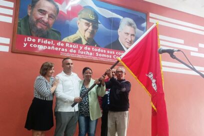 Reciben Bandera 85 aniversario de la CTC colectivos del turismo