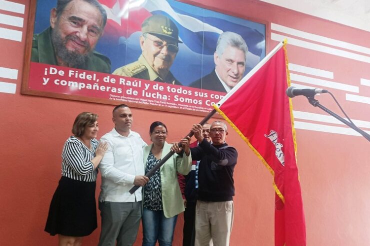 De manos de las principales autoridades política, gubernamental y sindical de la provincia, recibieron el estandarte el subdirector general del hotel Iberostar Selection Varadero, Carlos Miguel López Reyna, el representante del sindicato, Osvaldo Peña Foto: Noryis