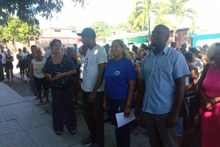 Una representación de trabajadores  sanluiseros acudieron al acto de reapertura de la sede municipal de la CTC. Foto: Oliveros Seisdedos
