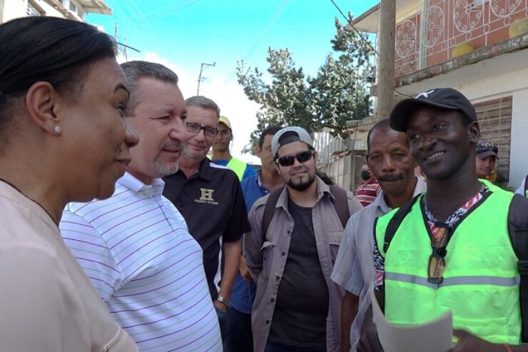 Inés María Chapman Waugh, vice primera ministra de la República de Cuba dialogó con Maikel Hernández Martínez jefe de la brigada de la Empresa de Mantenimiento y Reparaciones Hidráulicas Cuito Cuanavale de la provincia de Camagüey que ejecuta las inversiones en el consejo popular Celso Maragoto de la ciudad de Pinar del Río. Foto: Pedro Paredes Hernández