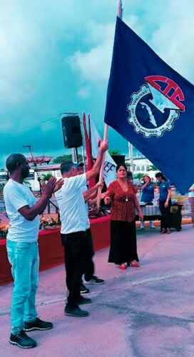 La Central de Trabajadores de Cuba (CTC) otorgó la bandera de Proeza Laboral a la Empresa de Mantenimiento a Grupos Electrógenos Fuel-Oil (EMGEF) en el acto por el Día del Trabajador Eléctrico. Foto: Yuleiky Obregón Macías