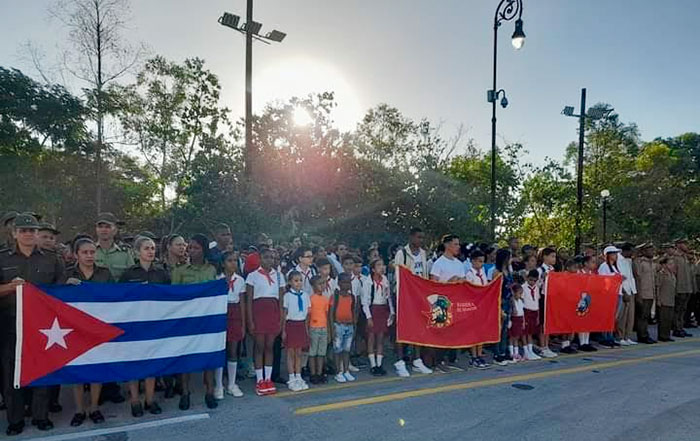 Una representación del pueblo santiaguero acudió al cementerio de Santa Ifigenia a rendir tributo al Apóstol. Foto: Santiago Martí Rodríguez