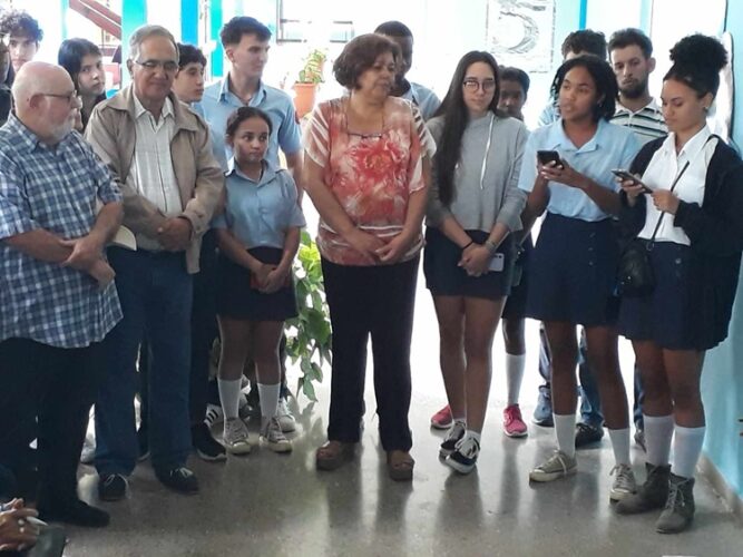 Estudiantes de la que próximamente será la graduación 50 les hablaron a quienes fueron los primeros egresados en 1974. Foto: Francisco Rodríguez Cruz