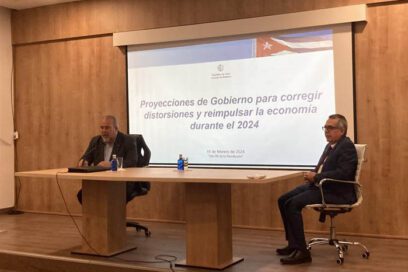 De tránsito en Madrid, intercambia Manuel Marrero en Embajada cubana