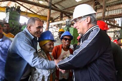 Presidente cubano recorre entidades económicas de Guantánamo