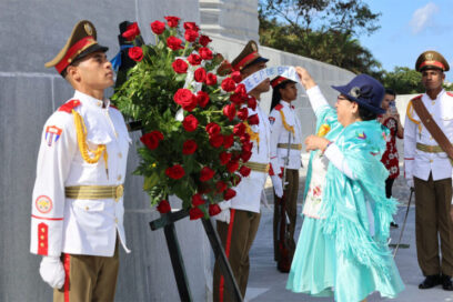 Canciller de Bolivia rinde tributo a Héroe Nacional de Cuba