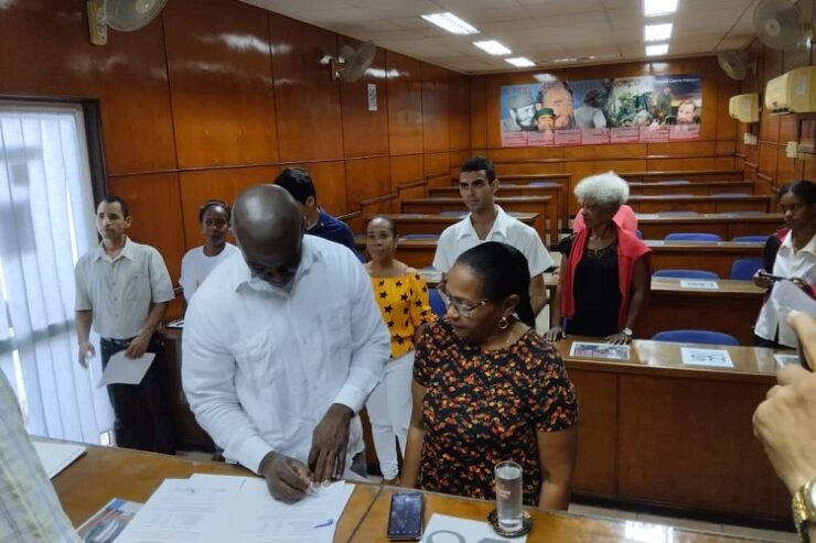 Orlando Beltrán Minier, presidente de la Comisión de Candidatura Provincial firma el Acta de Constitución de dicha estructura. Foto: CTC Santiago de Cuba