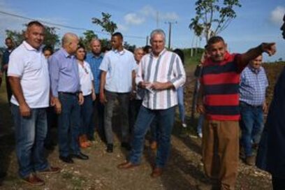 Recorre Díaz-Canel centros de interés en Camajuaní, Villa Clara