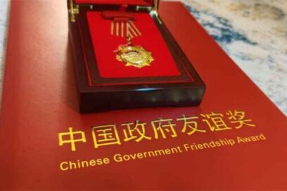 China entrega Premio de Amistad a periodista cubano y otros expertos