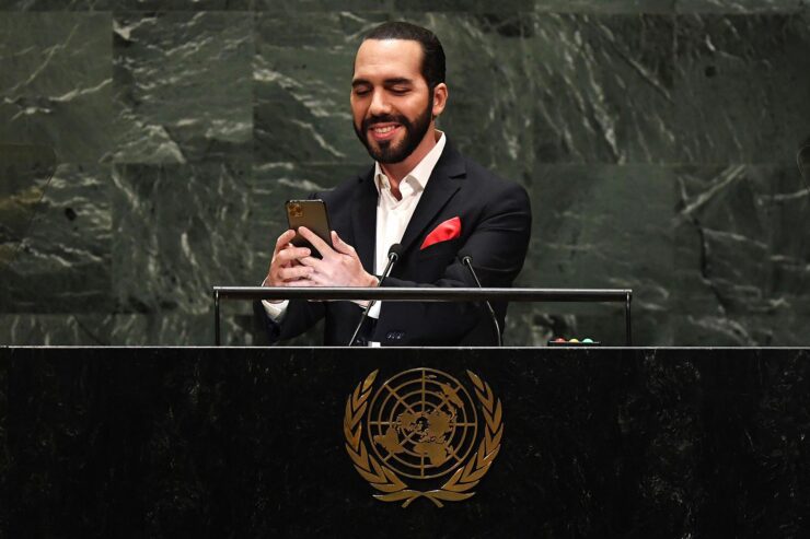 En septiembre del 2019, en su primera intervención ante la Asamblea General de las Naciones Unidas, Nayip Bukele, se tomó una selfie desde el podio del orador: “Es un privilegio y honor que quise compartir con todo el mundo, ya que el mundo, el nuevo mundo, ya no está en esta Asamblea General, sino al lugar a donde irá esta foto, a la red más grande del mundo, donde miles de millones de personas están conectadas prácticamente todo el tiempo y en todas las facetas de la vida”, dijo el mandatario salvadoreño ante un auditorio que para entonces se hallaba semivacío. Foto: Onu Noticias