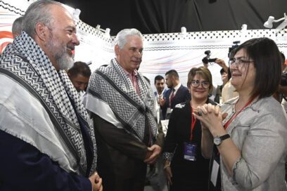 Comparte Presidente cubano con asistentes a Coloquio Patria