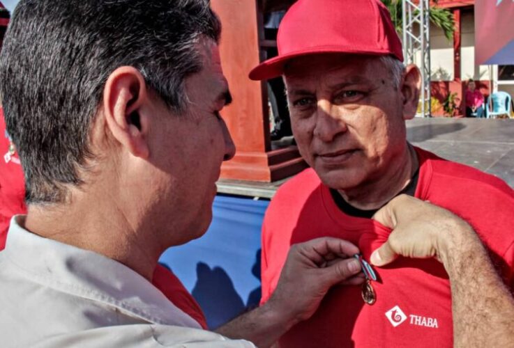 Reciben trabajadores destacados del sector la medalla José Ramón Martínez. Foto: Heriberto González Brito