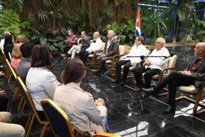 Presidente de Cuba dialoga con participantes del III Coloquio Patria