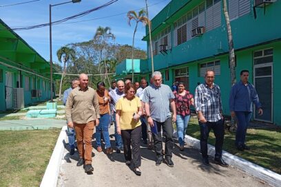 Recorre Díaz-Canel entidades de interés en Bauta, Artemisa