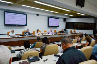 Asiste Presidente cubano a reunión del Ministerio de Finanzas y Precios