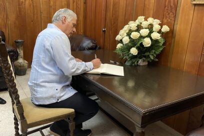 Presidente de Cuba firma libro de condolencias por atentado en Rusia