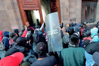 México: Trasfondo de una puerta rota