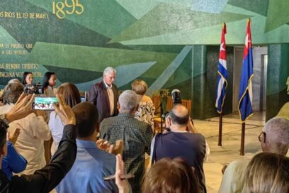 Presidente de Cuba encabeza homenaje a periodistas destacados