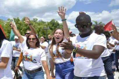Dirigentes de Cuba saludan a participantes en congreso juvenil