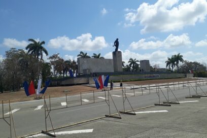 Ondean banderas en la Plaza del Che