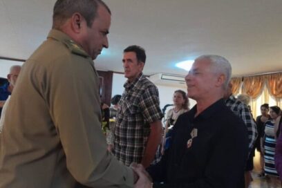 Distinguen a trabajadores holguineros en saludo al Primero de Mayo