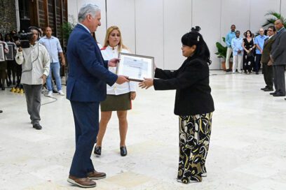 Condecoran a trabajadores, cuadros y colectivos destacados (+video)