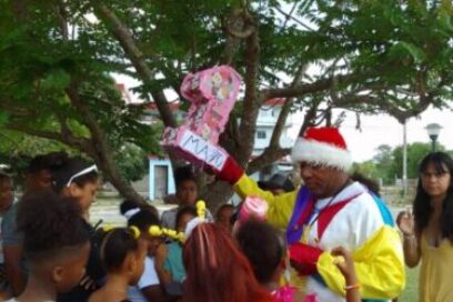 Casita de rostros felices brinda por Cuba donde juntos creamos
