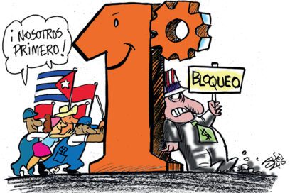 Ella nos mira y nos abraza…