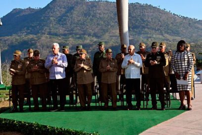 Asisten Raúl y Díaz-Canel a ceremonia de inhumación de combatientes