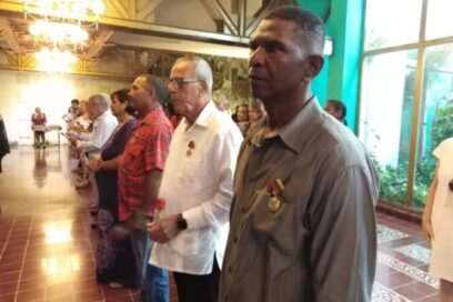 Distinguen a trabajadores consagrados en Camagüey