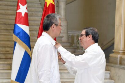 Recibe Embajador chino en Cuba la Medalla de la Amistad (+ Fotos)