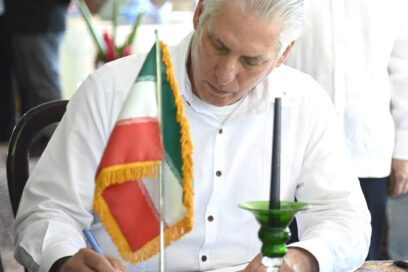 Presidente cubano firma libro de condolencias en embajada de Irán (+ Audio)