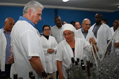 Continúa Presidente recorridos por entidades productivas tuneras