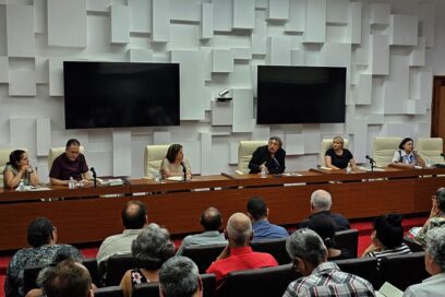 El colega Ramonet con los especialistas del cambio