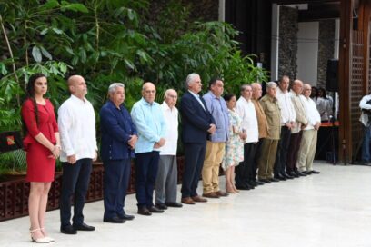Medallas a los pechos de destacados campesinos cubanos