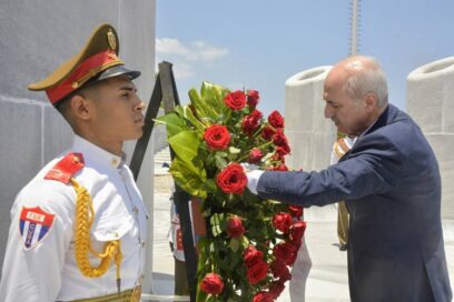 Numan Kurtulmuş rinde tributo a José Martí